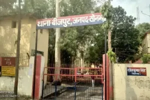 जंगल में पेड़ से लटका मिला बीए छात्र का शव, पुलिस जांच में जुटि