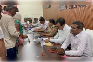जिलाधिकारी ने तहसील दिवस पर सुना फरियादियों की समस्या।