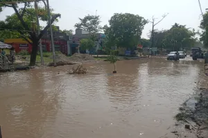 सिधुआ बाजार: बरसात की पहली फुहार में डूबा सिधुआ बाजार, जलनिकासी व्यवस्था पूरी तरह फेल