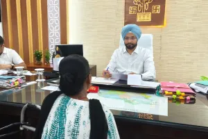 जनसुनवाई में जिला पदाधिकारी ने सुनीं 74 शिकायतें