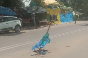 खान चौराहे के बीच सड़क पर बना बड़ा गड्ढा, राहगीरों की जान जोखिम में।