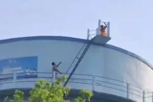पति की दूसरी शादी के आरोप में विवाहिता पानी की टंकी पर चढ़ी,।