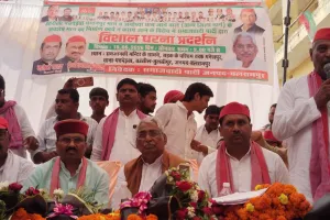 जर्जर सड़क पर सियासत गरम: सपा का विशाल धरना, राज्यपाल को भेजा ज्ञापन