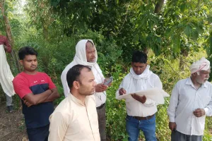 तालाब की भूमि की पैमाइश के दौरान 150 एअर जमीन पर मिला अवैध कब्जा - हल्का लेखपाल अख्तर आलम