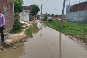 बसंत के पूरा में जलभराव से लोग परेशान, पार्षद और नगर निगम के खिलाफ बढ़ा आक्रोश।