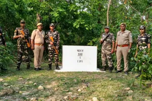 इंडो-नेपाल बॉर्डर पर पुलिस व एसएसबी की संयुक्त गश्त, संदिग्ध गतिविधियों पर कड़ी नजर