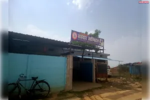 ड्रमडगंज क्षेत्र में झोलाछाप डॉक्टरों की भरमार बड़े-बड़े बोर्ड लगाकर बड़े-बड़े सर्जन डाक्टर के नाम की लिस्ट लगाकर कर रहे हैं व्यापार। 