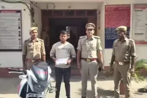 गैंगस्टर एक्ट के वांछित आरोपी को नवाबगंज पुलिस ने दबोचा, चोरी की बाइक व तमंचा बरामद।