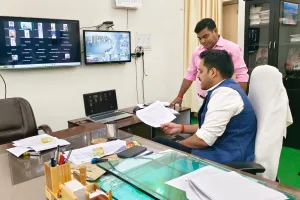 आईजीआरएस शिकायतों की समीक्षा में जिलाधिकारी सख्त