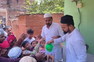 मोहर्रम के पहले जुम्मे पर चक फैजुल्ला की मस्जिद में नमाजियों को शरबत पिलाया गया