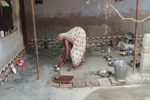 सुल्तानपुर निवासी 90 वर्ष से अधिक आयु की बुजुर्ग मां पुरबिन आज भी हर काम से नहीं हटती पीछे