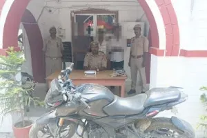 रौतापार फायरिंग कांड में बड़ी कार्रवाई: पुलिस कस्टडी रिमांड पर लेकर आरोपियों से बरामद की गई पिस्टल और बाइक
