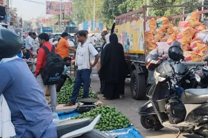 नैनी सब्जी मंडी के सामने सड़क पर आम विक्रेताओं का कब्जा 