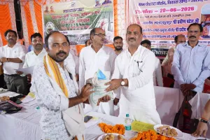 सोरांव की रात्रि ग्राम चौपाल में सांसद प्रवीण पटेल ने सुनीं जनसमस्याएं, विकास योजनाओं पर किया संवाद।