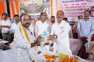 सोरांव की रात्रि ग्राम चौपाल में सांसद प्रवीण पटेल ने सुनीं जनसमस्याएं, विकास योजनाओं पर किया संवाद
