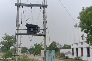 तीन दिनों से फुंका ट्रांसफार्मर, भीषण गर्मी में अंधेरे में डूबा जमुरावा गांव, विभाग बना मूकदर्शक