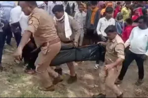 खेत में मिला सुरेश धरकार का शव, परिजनों ने लगाया हत्या का आरोप।