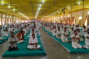 विश्व योग दिवस पर महर्षि महेश योगी आश्रम, अरैल में सामूहिक योगाभ्यास का आयोजन