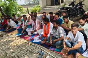 बिजली आपूर्ति की मांग को लेकर ग्रामीणों का विशाल धरना-प्रदर्शन
