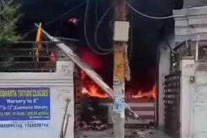 प्रयागराज में स्टेशनरी की दुकान में लगी भीषण आग, लाखों का सामान जलकर राख