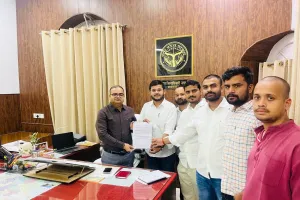 मानक-विहीन कोचिंग संस्थानों पर कार्रवाई की मांग, छात्र नेताओं ने डीएम को सौंपा ज्ञापन।