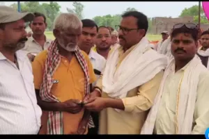 साहू कल्याण समिति परमार्थ सेवा ट्रस्ट ने पीड़ित परिवार को 15 हजार रुपये की आर्थिक सहायता प्रदान की