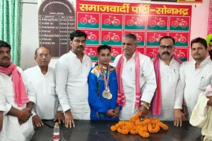 सपा कार्यालय पर रवि सिंह का हुआ भव्य सम्मान,  पूर्व मुख्यमंत्री  अखिलेश यादव  ने दी एक लाख रुपये की प्रोत्साहन राशि