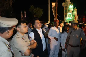 जिलाधिकारी एवं पुलिस अधीक्षक  की मौजूदगी में ड्रोन एवं पर्याप्त पुलिस बल की निगरानी में रॉबर्ट्सगंज क्षेत्रान्तर्गत ताजिया जुलूस सकुशल सम्पन्न