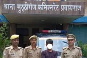 मुठ्ठीगंज पुलिस ने चोरी के मोबाइल के साथ आरोपी को दबोचा।
