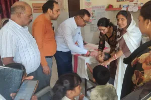 खजनी में पल्स पोलियो अभियान का शुभारंभ, सीएमओ डॉ. राजेश झा ने बच्चों को पिलाई 'दो बूंद जिंदगी की'