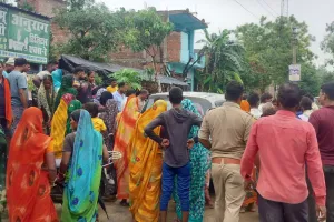 आकाशीय बिजली की चपेट में आने से 12 वर्षीय किशोर की मौत, दो अन्य घायल