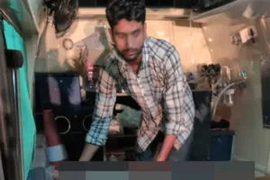 तेज रफ्तार डीसीएम ने हाईवे पर काम कर रहे तीन लोगों को रौंदा, एक की मौत, दो घायल