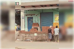 सीखड़: स्वतंत्रता संग्राम सेनानी एवं प्रथम विधायक पंडित विजया नंद मिश्र के नाम का शिलापट्ट ढका, जांच की मांग