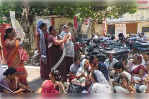 बकाया भुगतान को लेकर आशा एवं संगिनी कर्मियों ने डीएम को सौंपा ज्ञापन, आंदोलन की दी चेतावनी