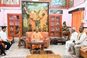 मुख्यमंत्री योगी के समक्ष गूंजी खजनी के विकास की आवाज, राजेन्द्र सेठ ने सौंपा मांगपत्र
