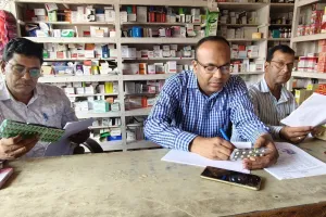 त्रिवेणीगंज में मेडिकल स्टोरों की जांच