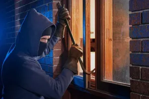 गोरखपुर ग़ोला में रात के अंधेरे में सेंधमारी, लाखों के जेवर और नकदी लेकर फरार हुए चोर
