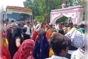 टैंकर की चपेट में आने से छात्र की मौत ग्रामीणों ने प्रयागराज मार्ग किया जाम गाड़ियों की लगी लंबी कतार