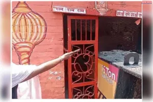 मंदिर में घुसी क्रेन बाल बाल बचे दर्शनार्थी। 