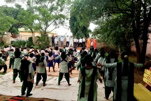 उत्क्रमित मध्य विद्यालय हरिजन करमा में मनाया गया अंतरराष्ट्रीय योग दिवस, स्वस्थ जीवनशैली अपनाने का दिया गया संदेश