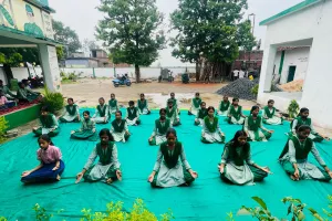 दैहर विद्यालय में अंतरराष्ट्रीय योग दिवस पर हुआ भव्य आयोजन, नव निर्मित स्टेज का उद्घाटन