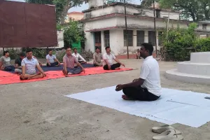 अंतरराष्ट्रीय योग दिवस को लेकर मंडरो प्रखंड परिसर में योग शिविर आयोजित