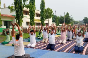 12वें अन्तर्राष्ट्रीय योग दिवस की स्वर्णिम व मंगलमयी प्रभात बेला में योग शिक्षक सुनील कुमार भगत ने कराया योगाभ्यास