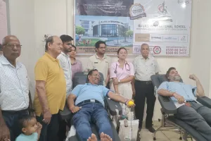 ब्लड मैन निर्मल जैन ने 101वीं बार रक्तदान कर किया रक्तदान शिविर का उद्घाटन