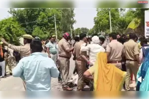 करमा में डंपर की चपेट में आने से महिला की मौत, परिजनों का हंगामा