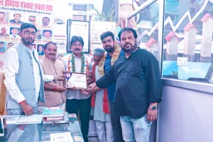 ऑल इंडिया पत्रकार एकता संघ लखनऊ कार्यालय इंडियन फेडरेशन आफ वर्किंग जर्नलिस्ट नई दिल्ली राष्ट्रीय पार्षद सदस्य पंकज सक्सेना को किया गया सम्मानित 