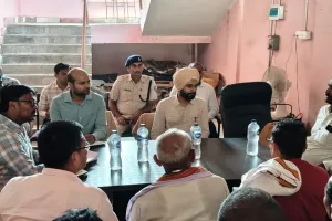 विकास योजनाओं की समीक्षा को नौरंगिया दोन पहुंचे जिला पदाधिकारी