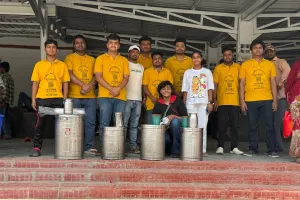 रोटी बैंक बेतिया ने पेश की इंसानियत की मिसाल: मद्यनिषेध सिपाही परीक्षा के अभ्यर्थियों के बीच बांटा शीतल जल