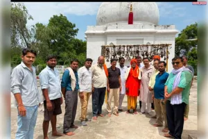 .गुरु पूर्णिमा के अवसर पर ब्लॉक प्रमुख ने शिव मंदिर में किया जल अभिषेक 
