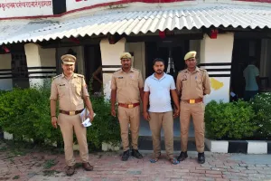 चाय की चुस्की लेते वांछित गैंगस्टर अभियुक्त को पुलिस ने दबोचा